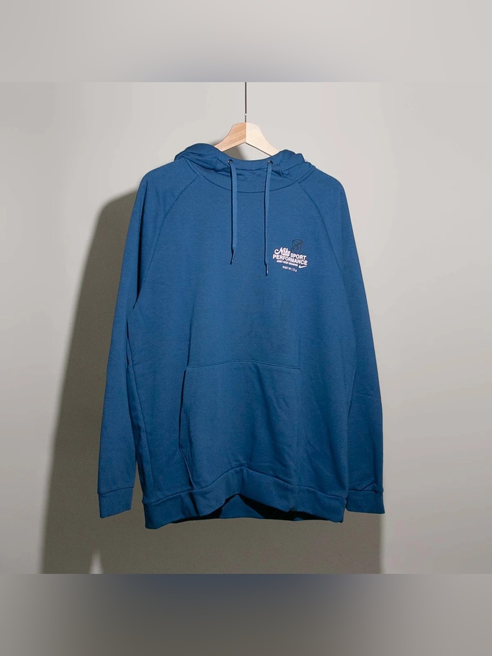 Nike Dri-FIT Men’s Fitness Training Pullover Hoodie Sweatshirt FN3285 blue logo